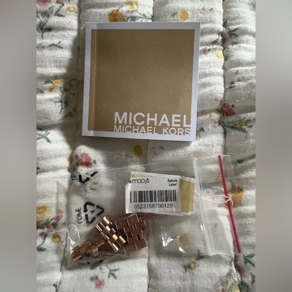 Michael Kors Rose Gold Watch - Picture 3 of 4